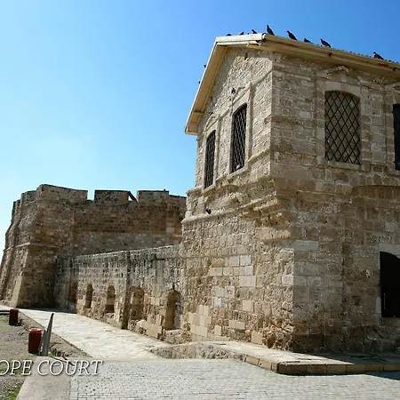 Апартаменты Penelope Court 102 *