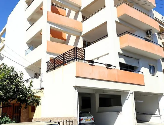 アパート Penelope Court 102 *